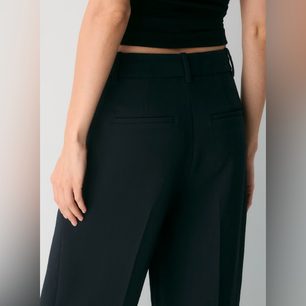Aritzia The Effortless Pant™ Cropped (Black) - Size: 4 - Picture 8 of 8
